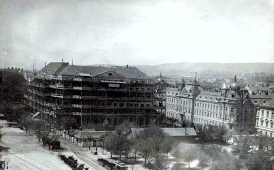 Hotel Esplanade 1924.godine. Izgradnja hotela završena je za samo 26 mjeseci. Svečanom je otvaranju održanom 22. travnja 1925.godine